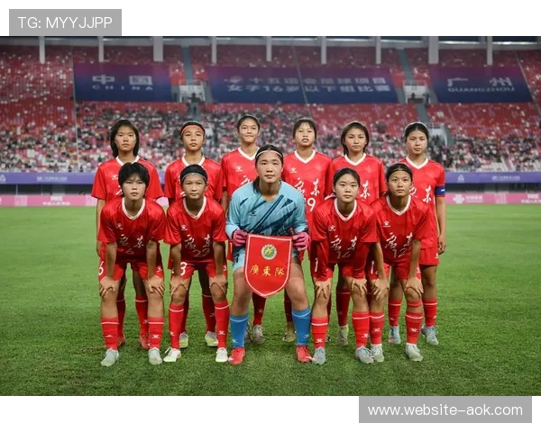 女子组比赛激烈，选手们防守严密并寻找反击机会。