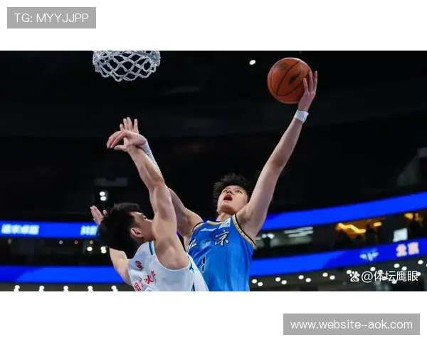 曾凡博完成注册手续,赛季首秀备受期待 曾凡博完成注册手续,赛季首秀备受期待